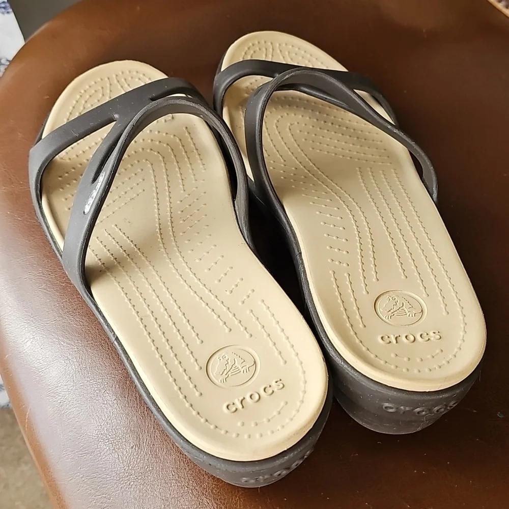Crocs Patricia II Brown Tan Strappy Wedge Sandals Women’s Size 10
